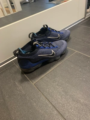 Air vapormax 2021 FK- royal/black/white/antharacite - Säljer nu mina Blåa vapormaxes som är köpta för 2495. Mycket bra skick och är använda väldigt få gånger. Skriv gärna till mig för att få fler bilder på skorna, pris kan också diskuteras. Köpare står för frakt.