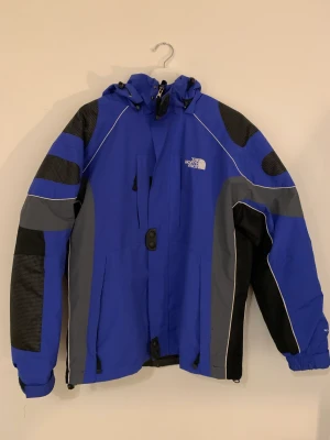 Vintage The North Face multifunktionell jacka  - En vintage multifunktionell vindjacka från The North Face. Medföljer även en fleece som kan sättas ihop med jackan och skapa en vinterjacka istället. Fleecen kan självklart användas separat också. En jacka för alla årstider helt enkelt!