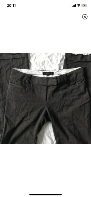 Lågmidjade kostymbyxor!! - Säljer ett par lågmidjade kostymbyxor! Storlek 38, sprättade längst ned💓 Midjemått: 82cm Innerbenslängd: 80cm. Har inga bilder på då dessa tyvärr var lite för stora för mig
