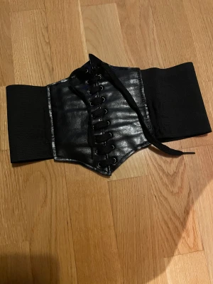 Corset  - Corset ifrån C.U.M som ligger i Stockholm kostade typ 300kr men säljer för 70kr för att tycker det är ett rimligt pris för en bra Corset. Kontakta vid frågor💋