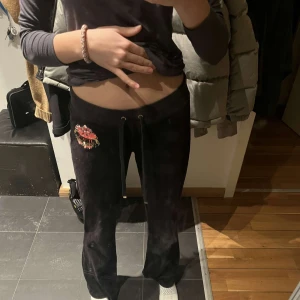 Juicy Couture - Säljer jätte fina juicy couture som är lågmidjade med en fin detalj på framsidan! Dessa är i gamla modellen och äkta då de är lågmidjade! Kom privat eller kommentera för fler frågor!