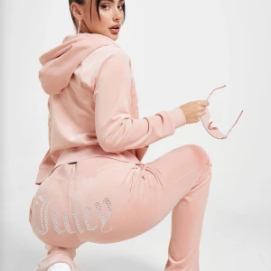 Juicy couture set - Säljer hela sättet, kan både mötas upp i Stockholm och posta den💕 har hunnit använda den 2 ggr bara. Fler frågor? Kontakta dem!💕