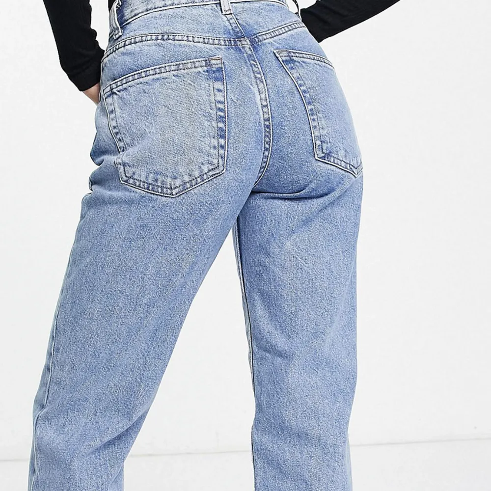 Säljer mina blåa midwaist jeans från asos, man får även en hourglass form på kroppen av dessa💕. Jeans & Byxor.