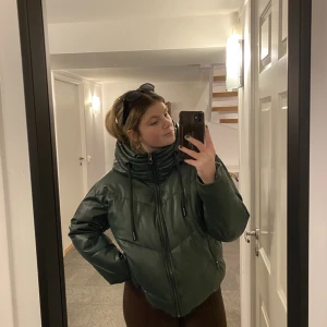 Mörkgrön jacka - Hej! Säljer min mörkgröna jacka från zara i storlek M då jag ej använder den längre. Den är i mycket fint skick och väldigt bekväm. 