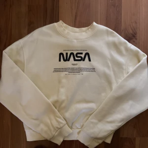Sweatshirt  - Sweatshirt från HM i härlig gul färg med tryck. Storlek xs. Nästan aldrig använd.