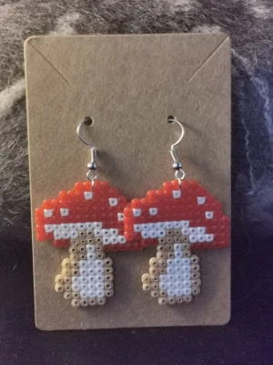 Handgjorda örhängen  - Fantastiska handgjorda pärlplatte örhängen. Metaltråden är nickelfri och öronkrokarna i silver.  Pris 70kr för ett par, 100kr för två par.  Ink frakt med post nord.  Önskas spårbart står du för frakten. Se gärna mina andra annonser.