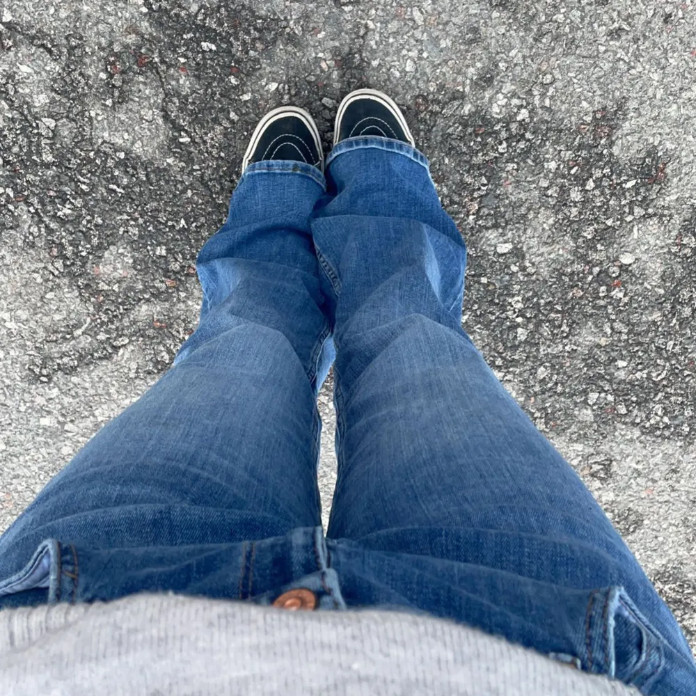 Ett par blå bootcut jeans från Urban outfitters. Från början 500kr. Jeans & Byxor.