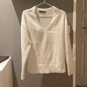 V-ringad vit stickad tröja, andvänd en gång, storlek xs💕