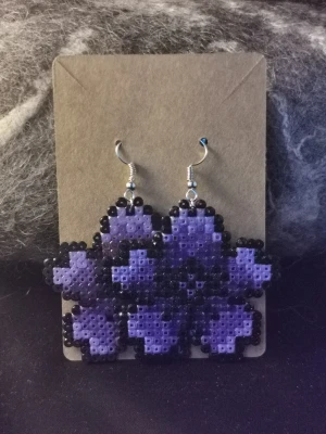 Handgjorda örhängen  - Fantastiska handgjorda pärlplatte örhängen. Metaltråden är nickelfri och öronkrokarna i silver.  Pris 70kr för ett par, 100kr för två par.  Ink frakt med post nord.  Önskas spårbart står du för frakten. Se gärna mina andra annonser.