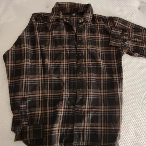 Uniqlo flanellskjorta  - Knappt använd skjorta med mjukt tyg. Ren och i fint skick. En aning oversized
