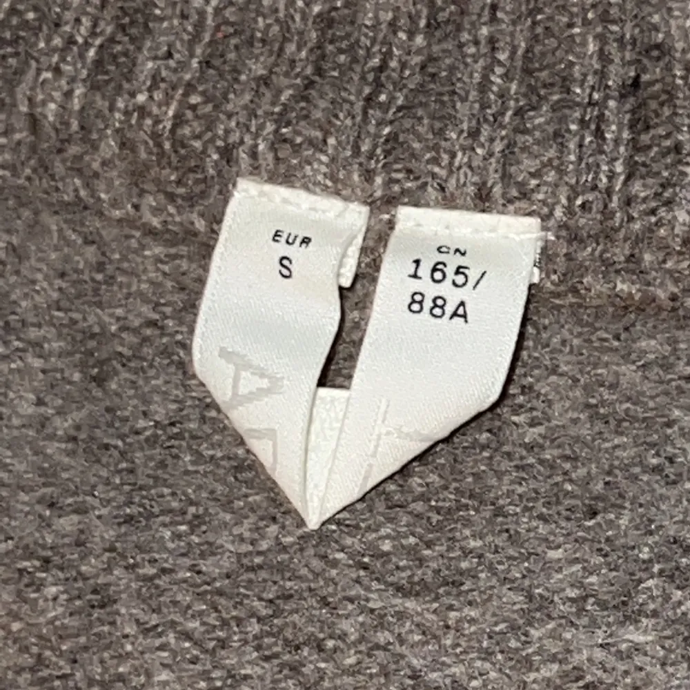 (100% wool) Kall-brun stickad tröja ifrån Arket, passar en XS. Lite croppad modell med långa ärmar. Bra skick, som ny. Orginal pris runt 1000kr, säljer för 500kr. Stickat.