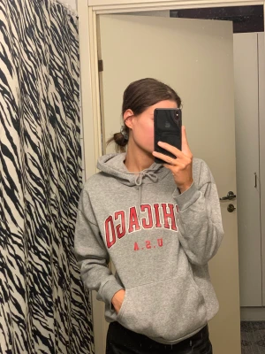 Hoodie med tryck - Använd fåtal gånger. Tunn i materialet. M i storlek men kan användas som S