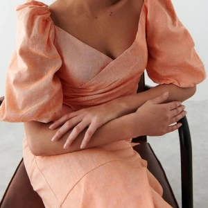 Blus  - Så fin blus från Gina tricot🥰linnematerial. storlek 42 men jag har vanligtvis 34/36 och den passar då man kan justera med banden. Som ny men behöver strykas