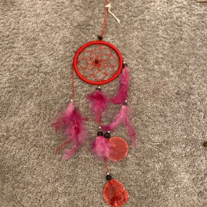 Rosa drömfångare  - Den här drömfångare har osså hängt bara på väggen, den är lite söndrig  men det synd inte så mycket🫶💓