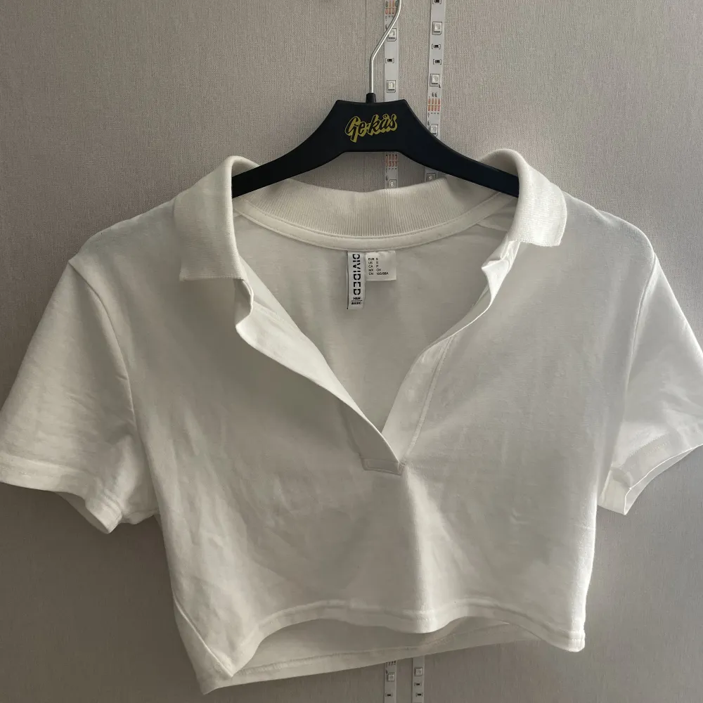 Vit croppad t-shirt från H&M i storlek S. Oanvänd, fint skick. Köparen står för frakt! 💕. Toppar.