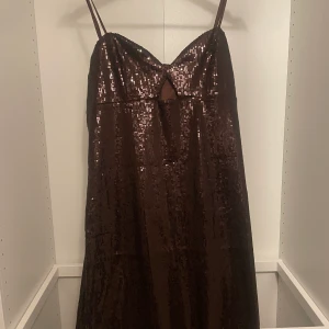 Midiklänning - Paljettklänning. Helt ny!