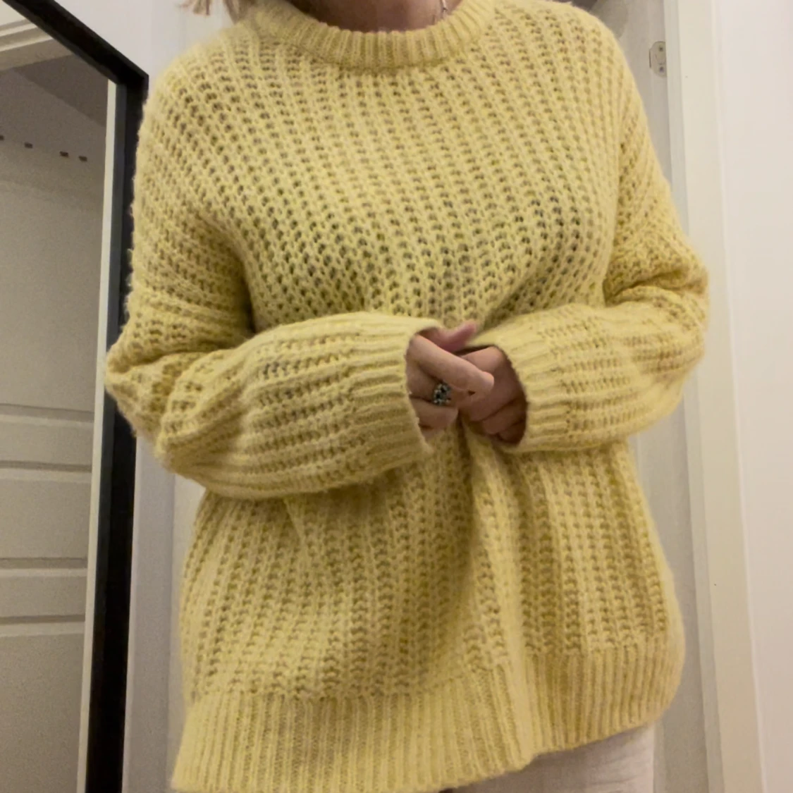 Gul stickad tröja