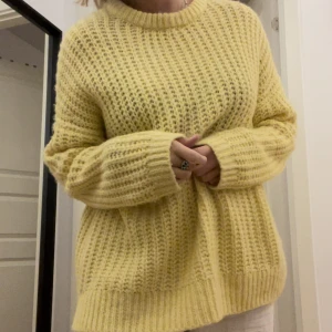 Gul stickad tröja - Supermysig tröja, kommer inte till användning hos mig bara :( lite längre modell!
