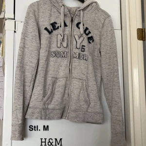 Tröja  - En tröja som jag inte använder längre. Men det är jätte skön att använda 