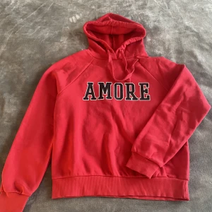 Hoodie - Röd hoodie från Gina Tricot, använd få tal gånger 