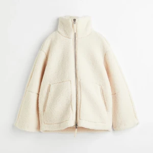 H&M jacka pile - Populär hm jacka till salu. Oanvänd. Helt ny med prislapp! Köparen står för frakt. 