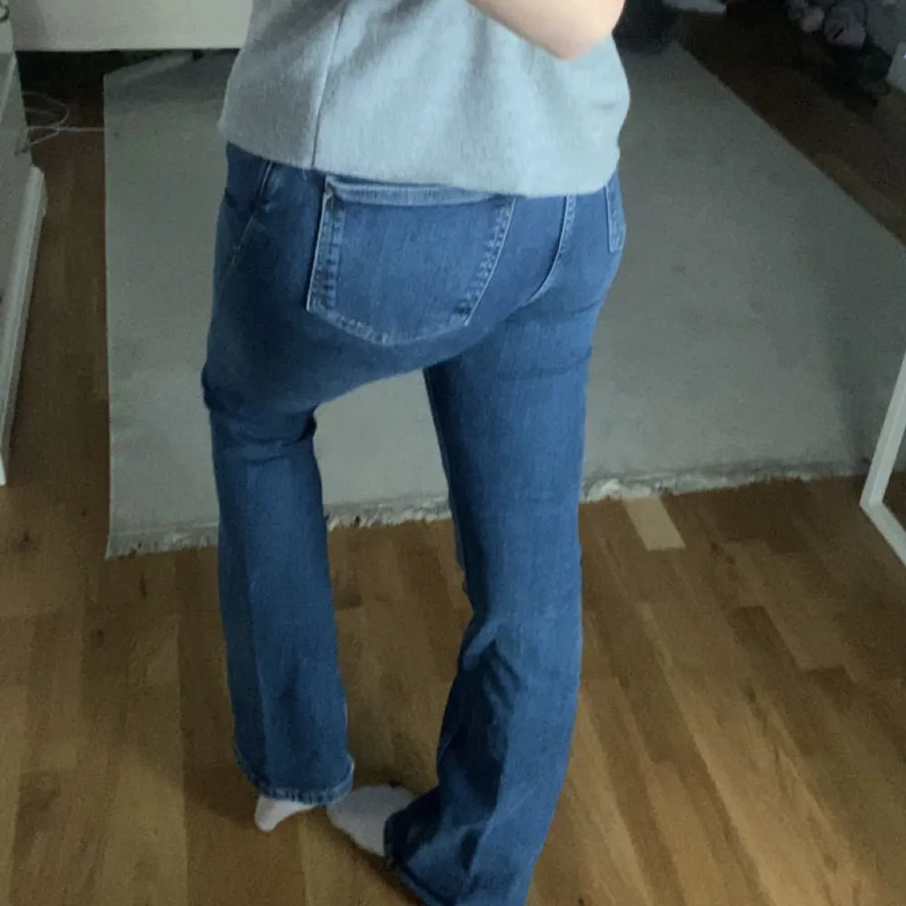 Blåa zara jeans som är köpta för ca ett år sedan! Jeansen är långa på mig och jag är 176 cm lång, dem är sköna och passar både 36 och 38, midjan slutar vid naveln💞 Skriv om du har fler frågor eller vill ha fler bilder💗💗. Jeans & Byxor.