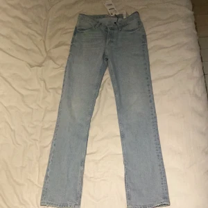 Zara jeans  - Säljer super fina zara jeans. Aldrig andvänt helt nya. Säljer dessa för att det är alldeles för långa på mig. Storlek 34. Säljer för 250 +frakt. Orginaltrogen pris 399