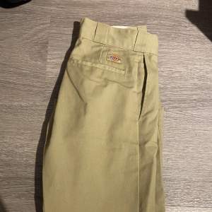 Beiga dickies chinos, för Tajta för mig men i bra skick 