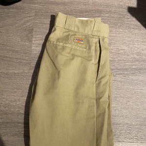 Dickes byxor - Beiga dickies chinos, för Tajta för mig men i bra skick 