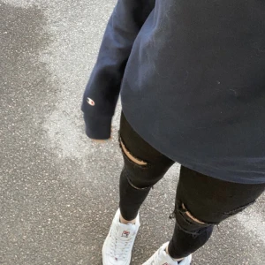 Snygga jeans - Jeans med hål. Strl petite xxs, lite korta på mig som är 157cm. Bra skick. 