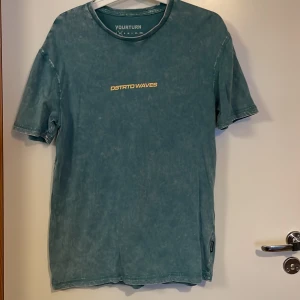 Cool t-shirt med ryggtryck  - Bra skick på denna tisha. Typ stentvättad/batik-färgad.