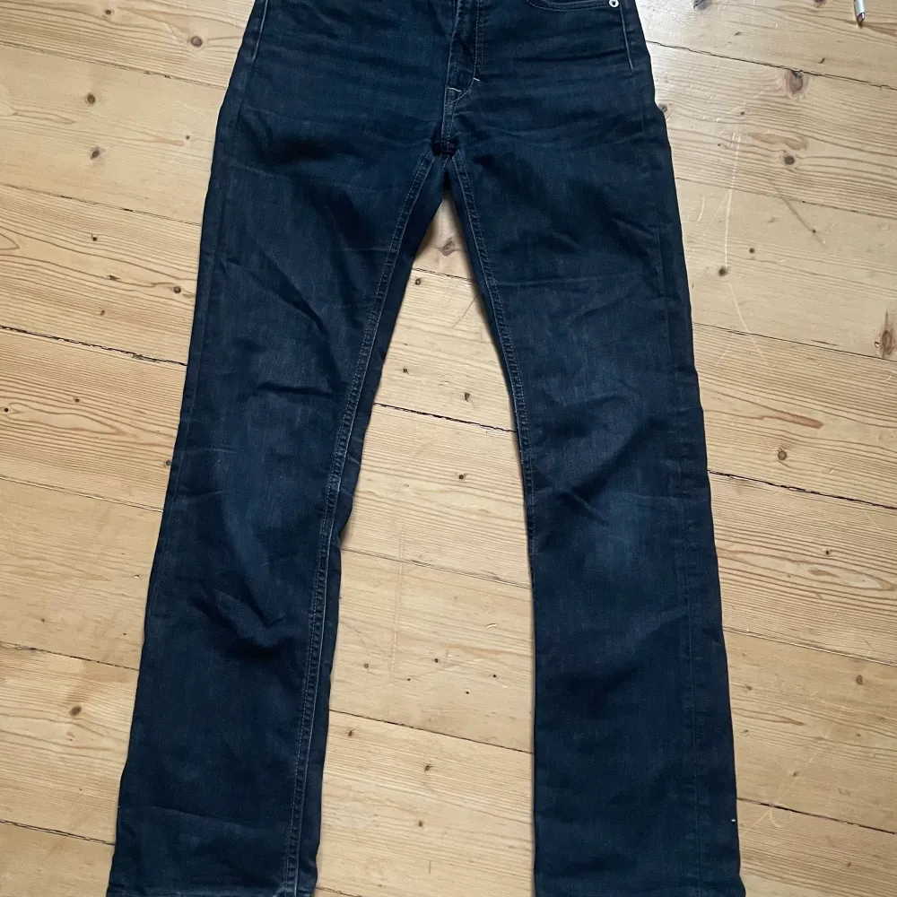 Superfina Filippa K jeans i storlek 28/32. Säljer då de är försmå för mig. . Jeans & Byxor.