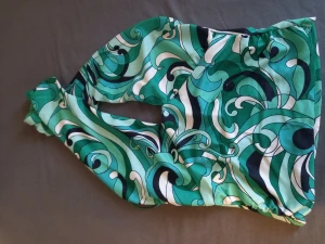 Halterneck topp - Aldrig använd och lapparna sitter kvar. XS men passar även S och M beroende på kroppsform. Fint skick. Kostar 200 i butik. Man kan ha på sig den på två olika sätt. Biöd 1 och 2💕skriv om ni undrar något. Säljer även en likadan längre upp så ni kan matcha!