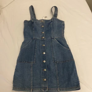 Jeansklänning - Helt ny med prislappen kvar. Storlek M men passar en s! 