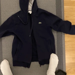 Lacoste hoodie - Växt ur den, i bra skick