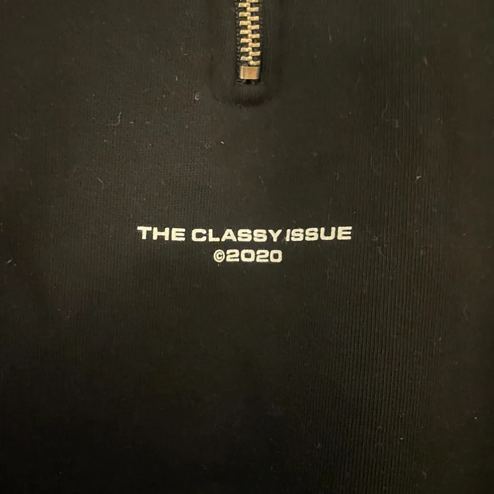 En svart halfzip från The Classy Issue i storlek S och färgen svart. Knappt använd och köpt för ca 800kr. Köparen står för frakt och priset kan förhandlas. . Tröjor & Koftor.