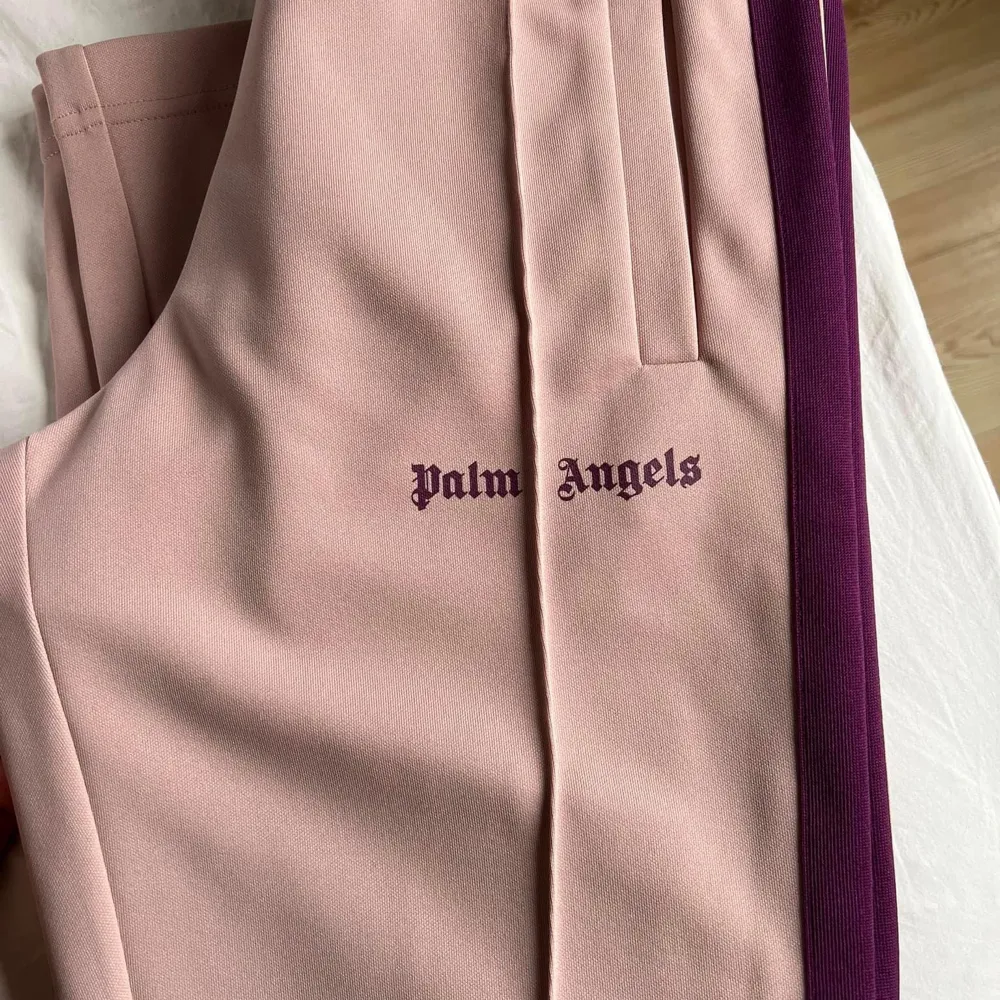 Säljer mina oanvända palm angels byxor i rosa/lila. Storlek S ☺️kvitto finns vid intresse. Byxorna finns i Jönköping annars står köparen för frakt 🥰🥰. Jeans & Byxor.