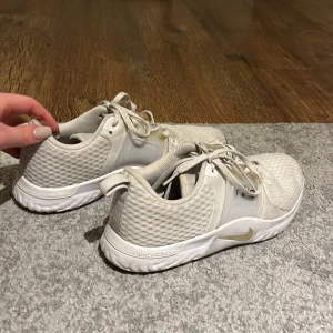 Träningsskor  - Beiga/ vita träningsskor i storlek 40. Endast använda inomhus fåtal gånger. 
