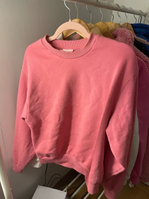 Säljer rosa collage tröja från Gina tricot  - Här är en lite bättre bild på den rosa collage tröjan💗