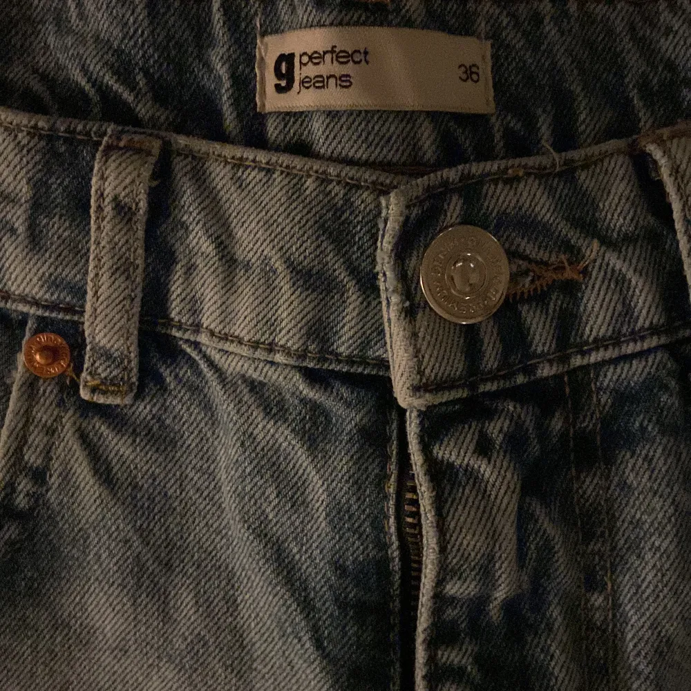 Straight legged mom jeans from Gina tricot , ripped on the knees, light blue jeans with dark blue and white undertone. Size 36, innerbenslängd 78cm. Jeans & Byxor.