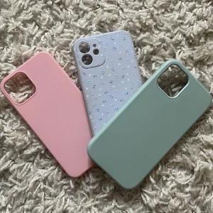 Skal till iPhone 12 - Säljer tre skal till iPhone 12. Hela och rena!  50kr st, köparen står för frakt.  ROSA SKALET SÅLT!