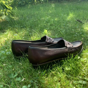 Loafers strl 40 - Helt oanvända nya loafers! Svenskt handsydda, Thorsten Larsson, ”mockasin”.  Strl : 40 (6 1/2) Färg : bruna Jättefina, men tyvärr för stora för mig.  Pris är förhandlingsbart!