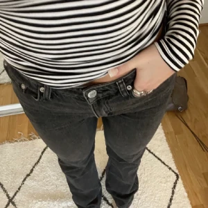 zara mid rise jeans - Snygga mid rise jeans från zara i stl 32. Köpte i sommras men säljer nu då jag har för mycket svarta jeans 💓 skriv privat för mer info och egna bilder! 
