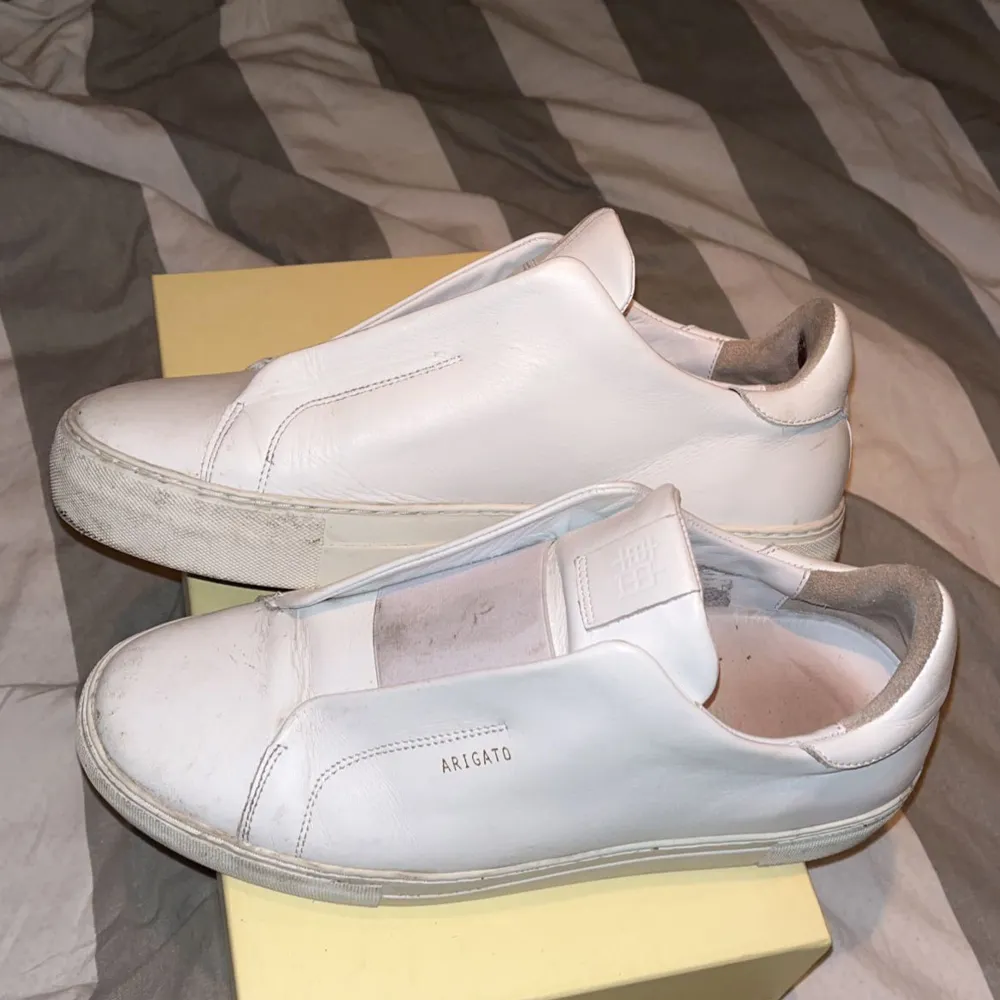 Säljer dessa arigato skor som är använda en hel del men finns fortfarande mycket liv kvar.  Box och tillbehör medkommer Säljer billigt Nypris 2300 kr. Skor.