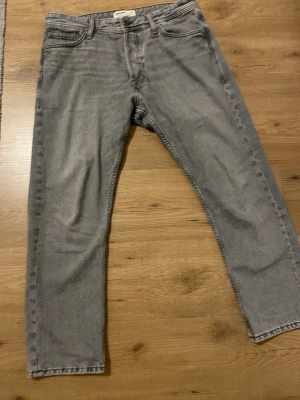 Gråa jeans - Säljer mina gråa jack and Jones jeans då de inte kommer till användning. Nästintill oanvända skick 10/10
