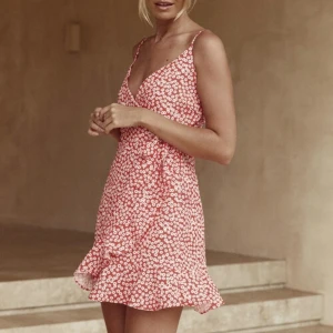 Sommarklänning från Chiquelle - Säljer min sommarklänning från Chiquelle! Väldigt sparsamt använd. Perfekt till midsommar eller liknande. Lånad första bild!  80 kr + frakt