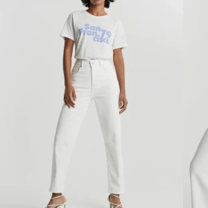 Vita comfy jeans - Ett par vita jeans från gina tricot i stl 32 (mindre i storleken) säljer pga att jag tycker att de är för korta på mig,även väldigt tajt i midjan och används inte längre.Använda fåtal gånger. Jag är ca 160cm lång. Köptes för 250kr Köparen står för frakt