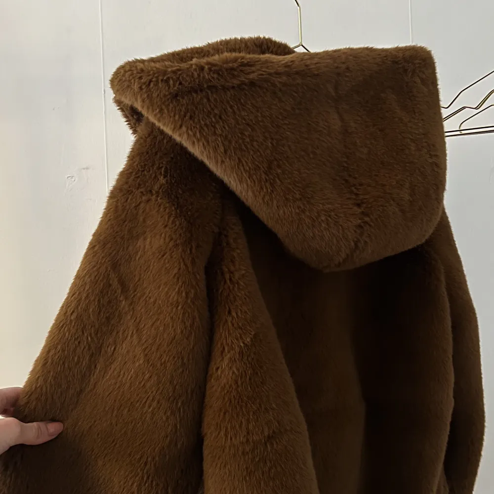 Brun (fake) pälsjacka från NA-KD.  Perfekt för kalla höstdagar/vintern. . Jackor.
