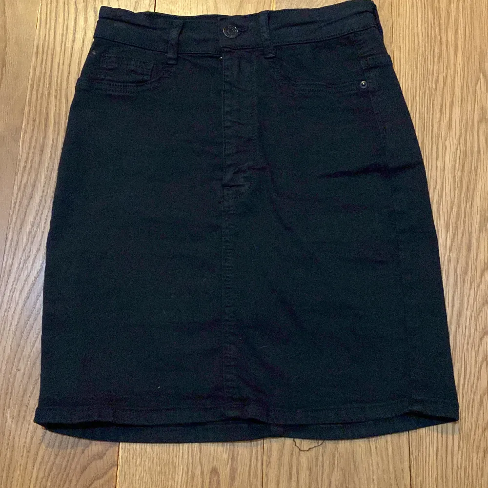 Jag säljer denna snygga svarta jeans kjol från Gina Tricot. Säljer den för att den tyvärr inte kommer till användning.  Inga skador. Modellen ”Molly”. Original pris 279:-. Funkar att ha både high waist men även low waist.. Kjolar.