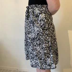 Mönstrad kjol - Svartvitmönstrad kjol. Oanvänd